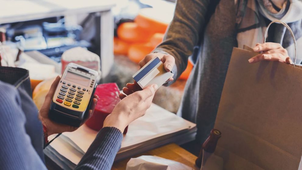 Black Friday 2018 - STUDIU - 7 din 10 românii pun bani de-o parte în așteptarea marilor reduceri. Ce preferințe au românii