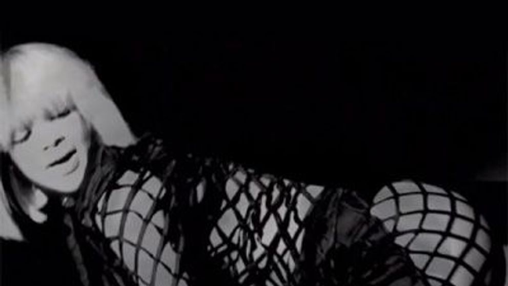 FOTO & VIDEO. In ajun de Craciun, Rihanna a lansat un clip nou, intesat cu aluzii sexuale. Aproape 3.000.000 de oameni l-au vazut deja