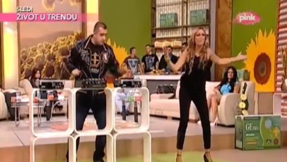 Probabil, cel mai amuzant playback vazut la TV. DJ-ul mixeaza cu mainile goale, iar cantareata nu are nici macar microfon. VIDEO