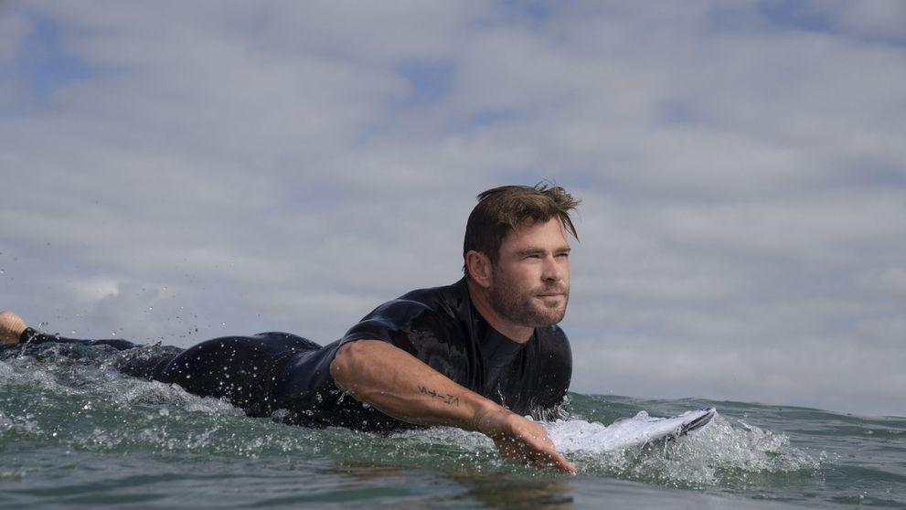 Chris Hemsworth înoată cu rechinii în cadrul SHARKFEST la National Geographic Wild