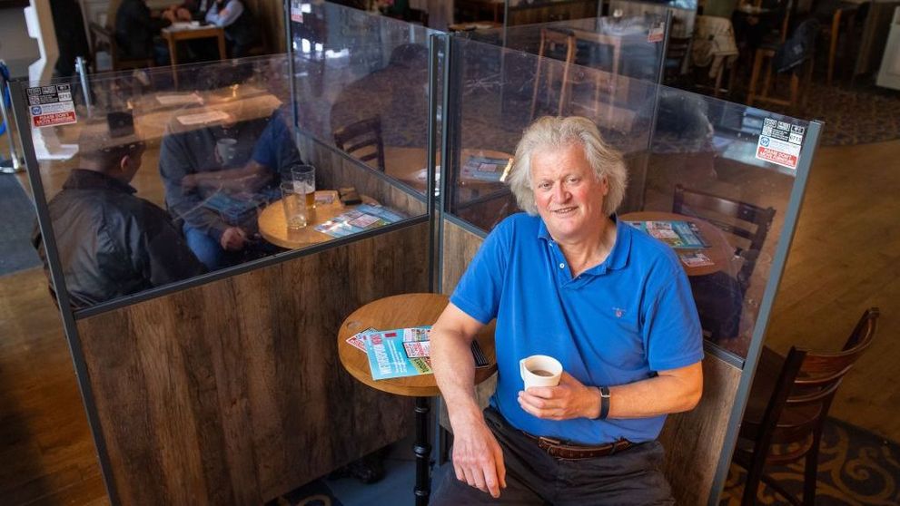 Omul de afaceri Tim Martin vrea să transforme Palatul Buckingham într-un bar imens