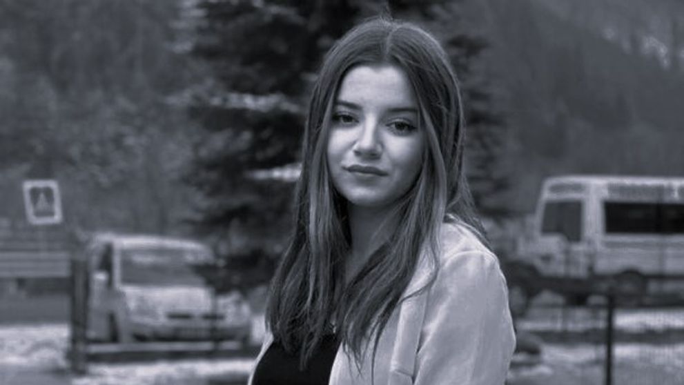 Ioana, o tânără în vârstă de 18 ani, a fost găsită spânzurată! Fata trăia o adevărată dramă din cauza iubitului ei, şeful poliţiei Broşteni, care ar fi bătut-o în nenumărate rânduri. Declarațiile halucinante: „O strângea de gât, s-a urcat cu picioarele pe ea”