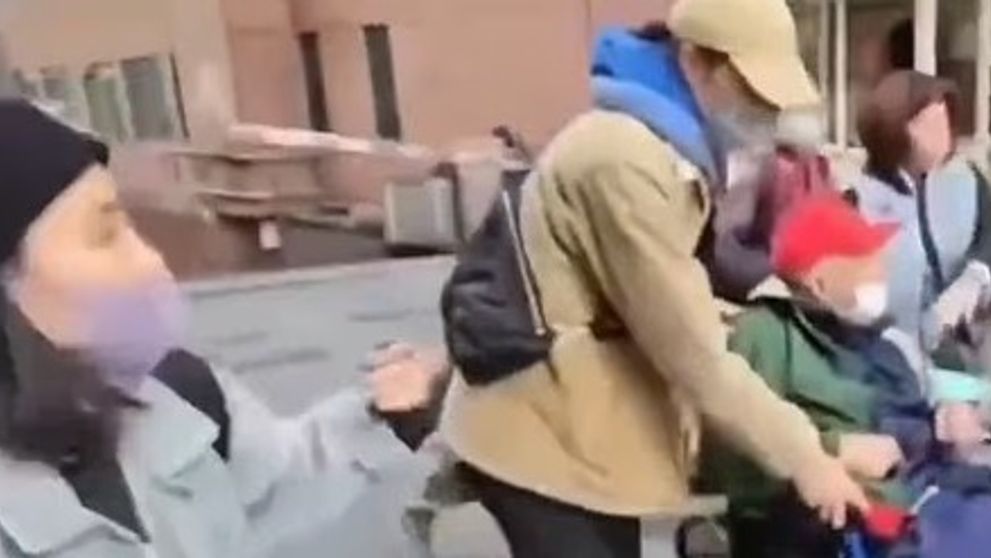 Momentul în care un milionar de 102 ani este răpit de rude, după ce au aflat că îi lăsă averea menajerei, cu care era căsătorit în secret