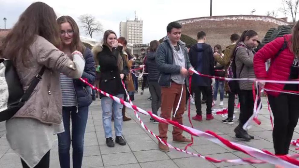 Martisor demn de Cartea Recordurilor, in Cetatea Alba Iulia. Oamenii au venit sa impleteasca 3 km de panglici alb-rosii