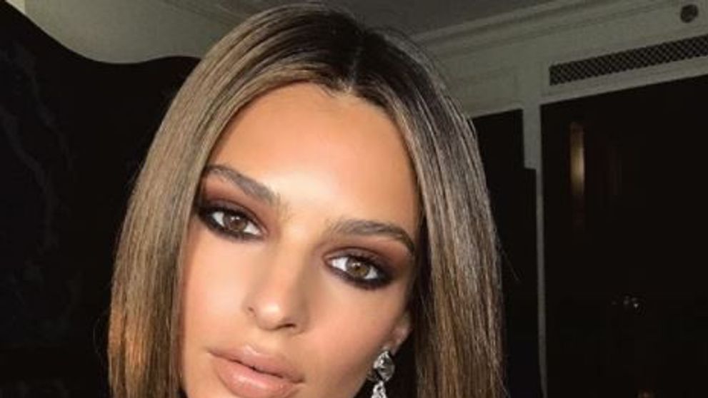 Are cel mai frumos bust natural, dar a lansat un trend periculos. Emily Ratajkowski pune in pericol viata tinerelor