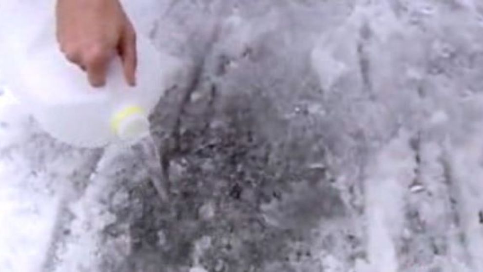 Scapa rapid de stratul de gheata din fata casei. Ai nevoie de doar 3 ingrediente banale, iar problema ta e rezolvata