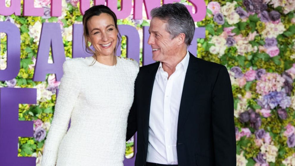 Toată lumea îl știe pe Hugh Grant, dar uite cum arată soția șarmantului actor! Anna, femeia care l-a făcut să renunțe la burlăcie la 58 de ani, a eclipsat vedete de renume pe covorul roșu