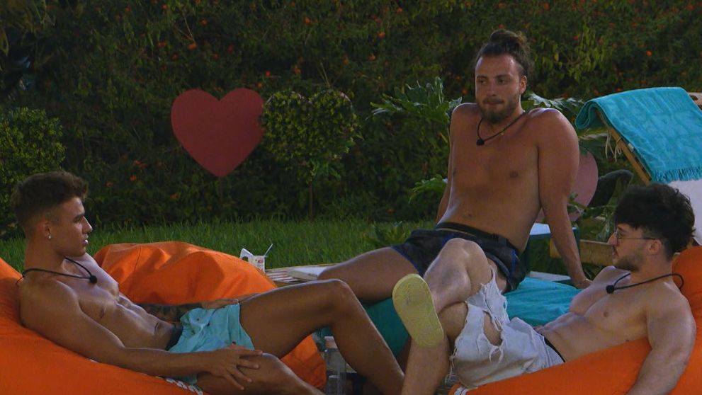 Love Island, 8 octombrie. În mijlocul unei discuții între băieți, apare o surpriză! Mesajul care îi va face curioși pe concurenți