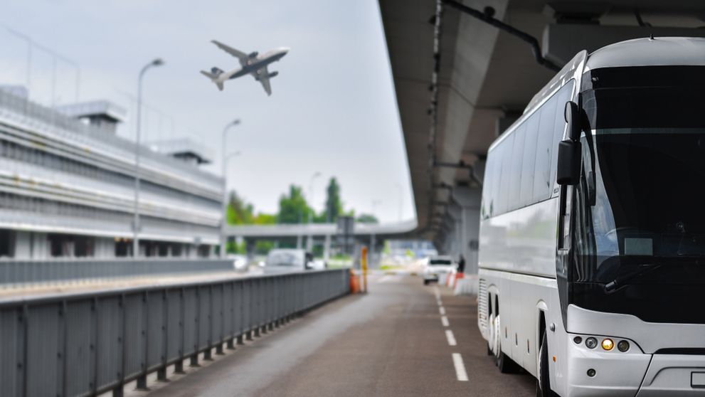 Incident inedit la Aeroportul Henri Coandă. În loc să ducă pasagerii la avion, un șofer a ieșit cu autobuzul spre DN1