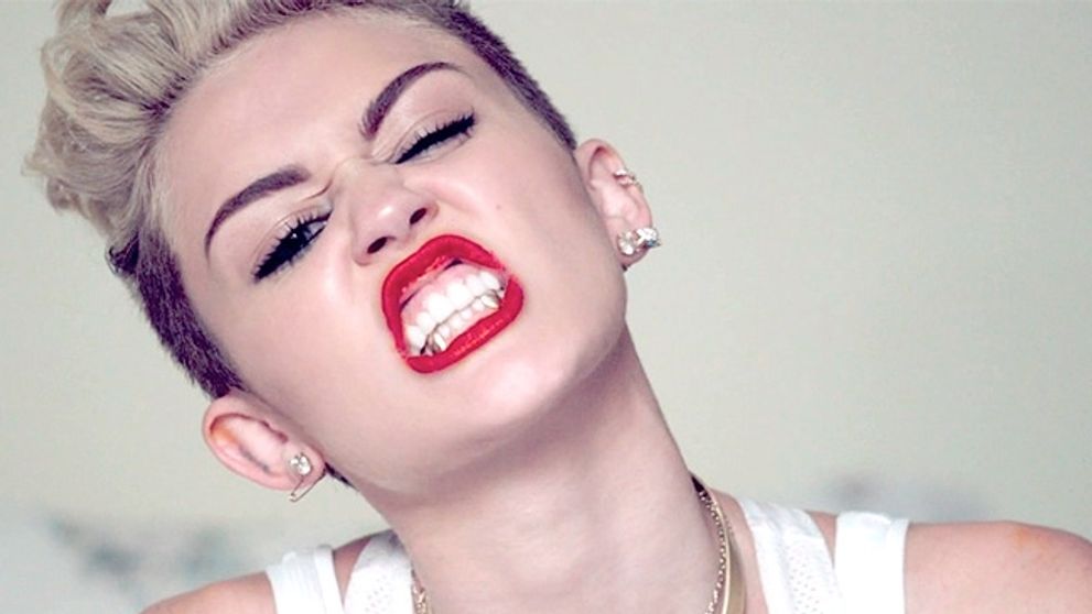 Miley Cyrus continua seria momentelor controversate: Ce gest a facut cantareata pe scena la MTV EMA 2013