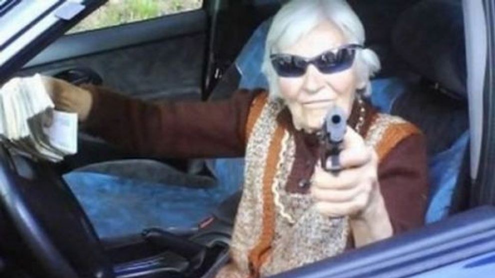 Baba si mitraliera: tirul, noul hobby al persoanelor de varsta a treia! FOTO