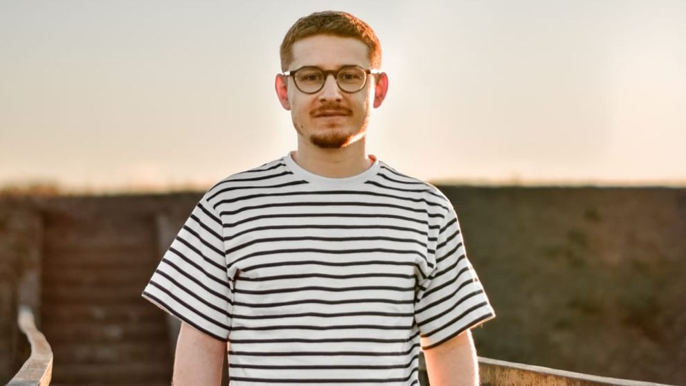 Cine este Diezpoem, tânărul care a construit o comunitate din cuvinte: „Respectul față de oamenii care mă urmăresc este mai presus de orice sumă de bani”