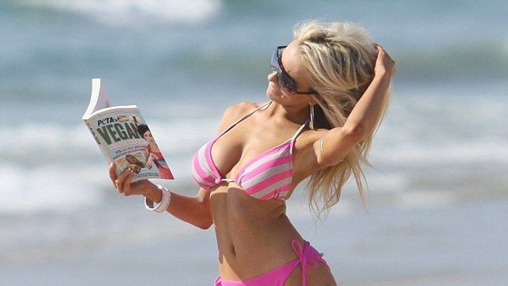 Asta le intrece pe toate: machiata si pe tocuri de 15 cm, face pe intelectuala la plaja FOTO