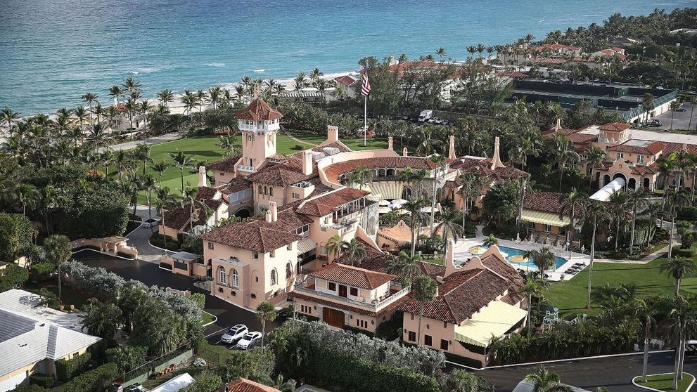 Cum arată palatul cu 126 de camere în care Donald Trump s-a retras după ce a părăsit Casa Albă