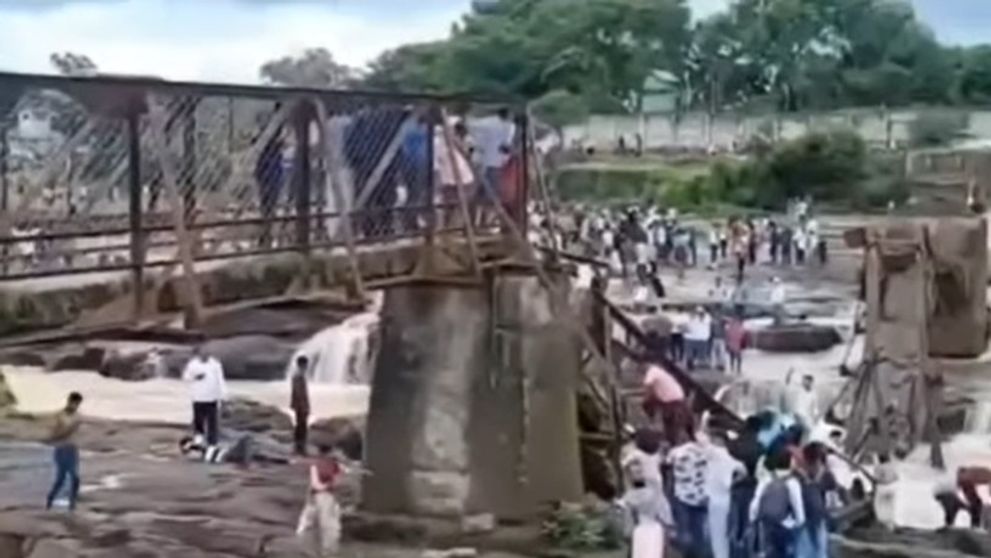 O nouă tragedie în India. Un pod pe care se aflau 125 de turiști s-a prăbușit într-un râu