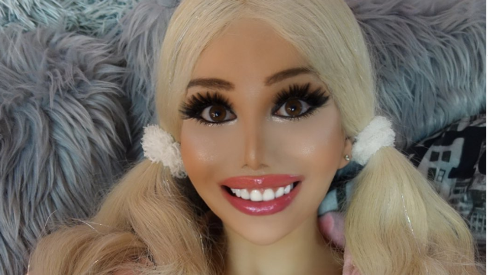 S-a transformat în păpușa Barbie după ce a cheltuit 135.000 de dolari. Cu ce problemă se confruntă această tânără