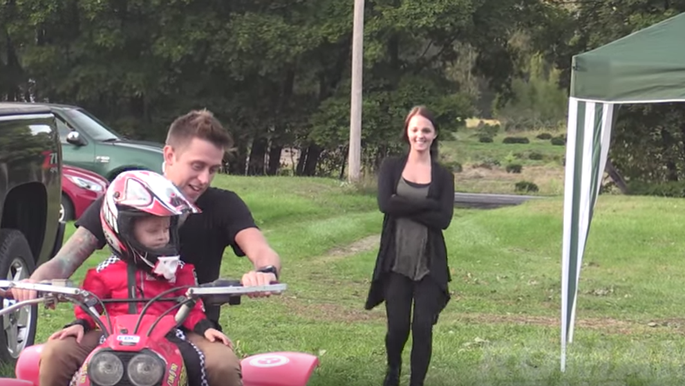 I-a spus sotiei ca isi lasa baietelul sa se plimbe cu ATV-ul. Reactia femeii cand a vazut ca vehiculul a explodat