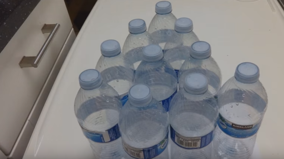 A taiat o sticla de plastic in fasii mici si subtiri. Rezultatul final te va lasa fara cuvinte