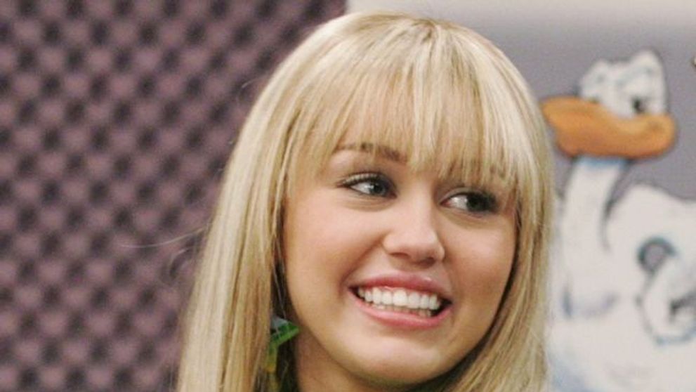 Miley Cyrus, cu par lung din nou. Cum arata vedeta cu suvitele celebre a la Hannah Montana