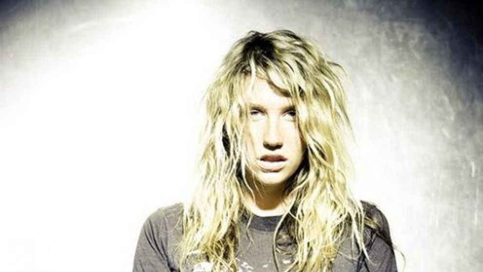 Ke$ha vrea barbati cu burtica FOTO si VIDEO