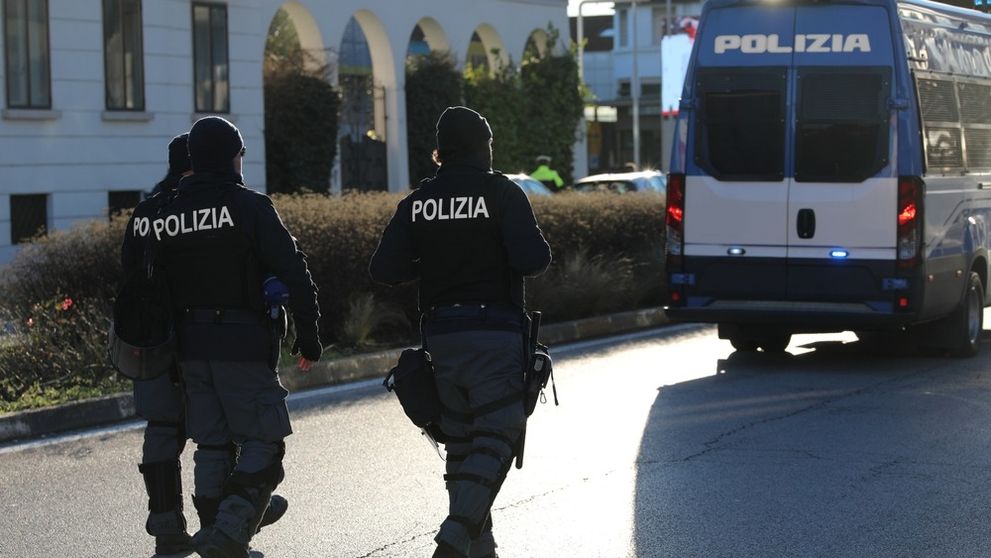 Un italian și-a dat dispărută soția româncă, iar mai apoi s-a baricadat în casă! Ce au putut găsi polițiștii la fața locului