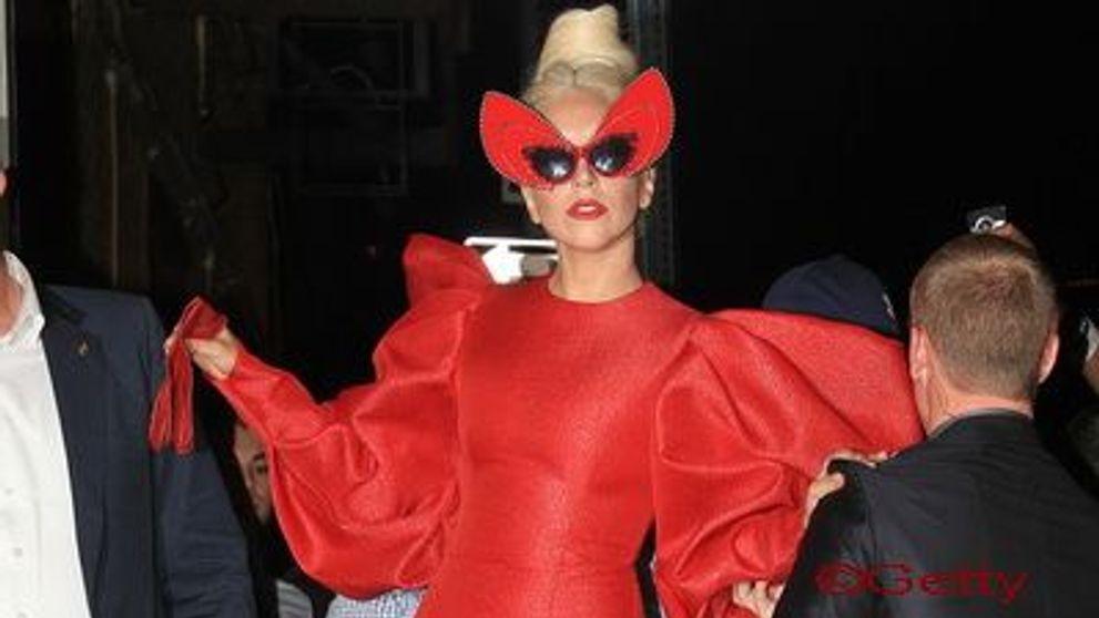 Poza de care sigur ii este rusine si ei. Lady Gaga, fotografiata intr-o ipostaza jenanta