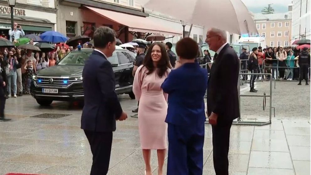 VIDEO Nicușor Dan, însoțit de parteneră și cei doi copii, la întâlnirea cu președintele Austriei. Băiețelul de 3 ani al președintelui, de vorbă cu jurnaliștii
