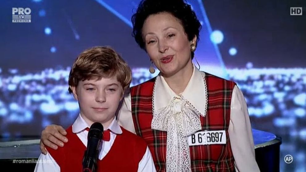 Mama si fiul au urcat impreuna pe scena si i-au cucerit pe toti inca din primele secunde. Cum au impresionat
