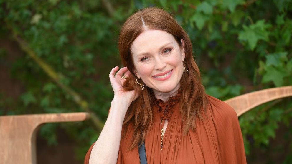 Julianne Moore pare mult mai tânără fără pic de machiaj. La 60 de ani, actrița și-a surprins fanii cu un selfie