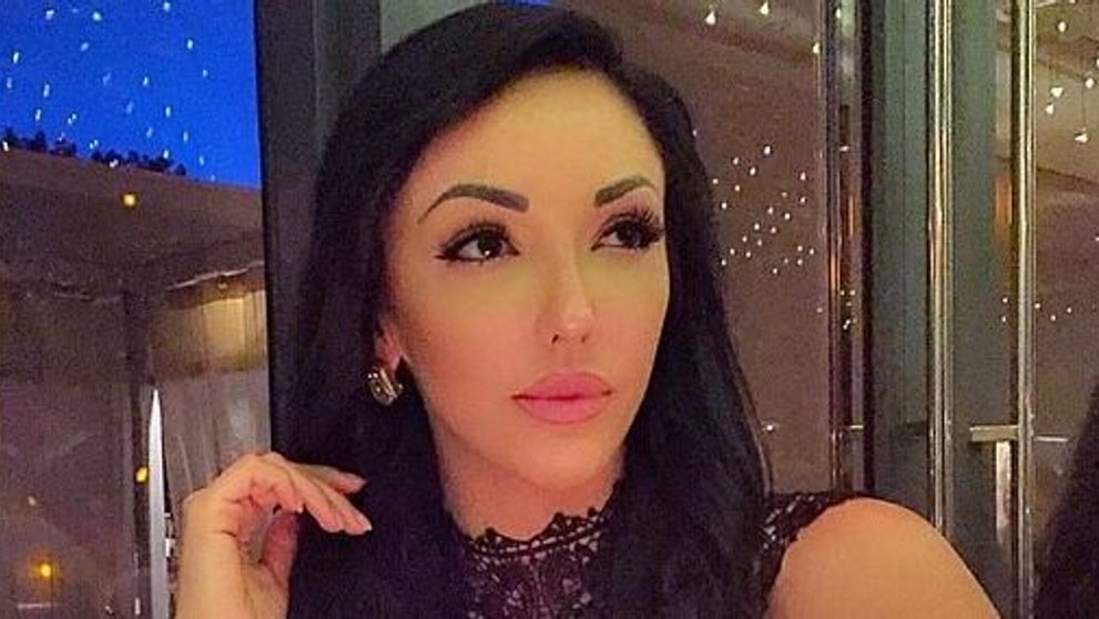 Talie de viespe, posterior apetisant si decolteu indraznet. Alexandra Harra este mandra formele ei