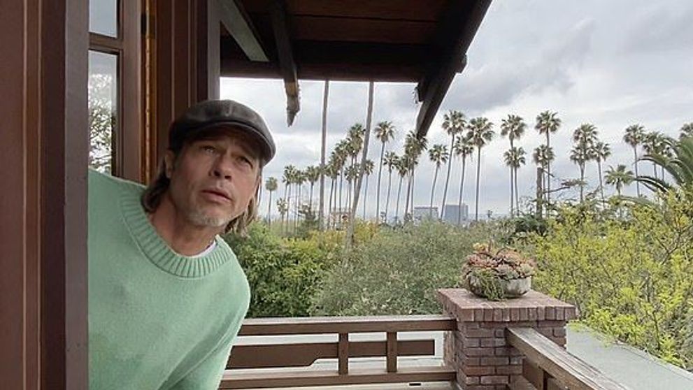 Moment viral pe net: Cum prezintă Brad Pitt vremea de la fereastra casei sale