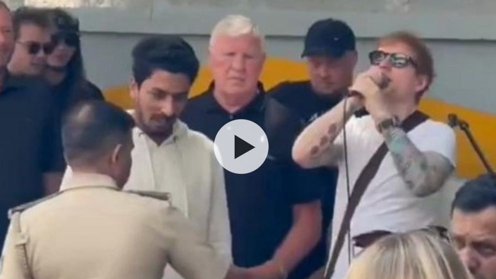 A vrut să le facă o surpriză trecătorilor, dar poliția din India i-a întrerupt concertul. De ce i-a deconectat polițistul microfonul lui Ed Sheeran. Prima reacție a superstarului VIDEO