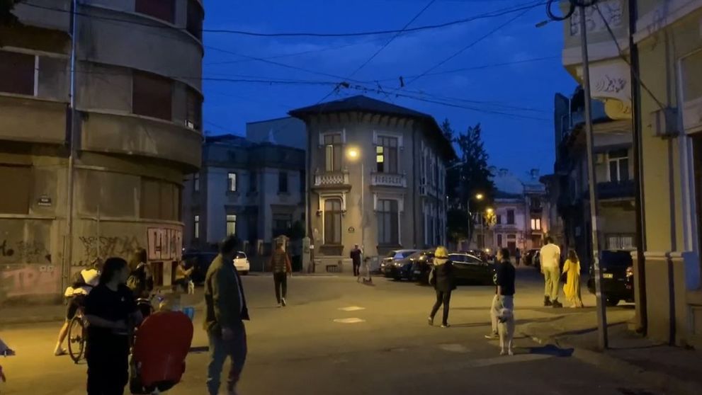 Cine este Edmond, tânărul care, în fiecare seară, pune muzica clasică celor din cartierul Armenesc
