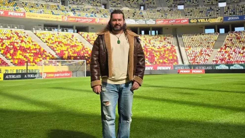 Cine este bărbatul care a ridicat un stadion întreg în picioare după ce a cântat „Deșteaptă-te, române!” la meciul România - Austria