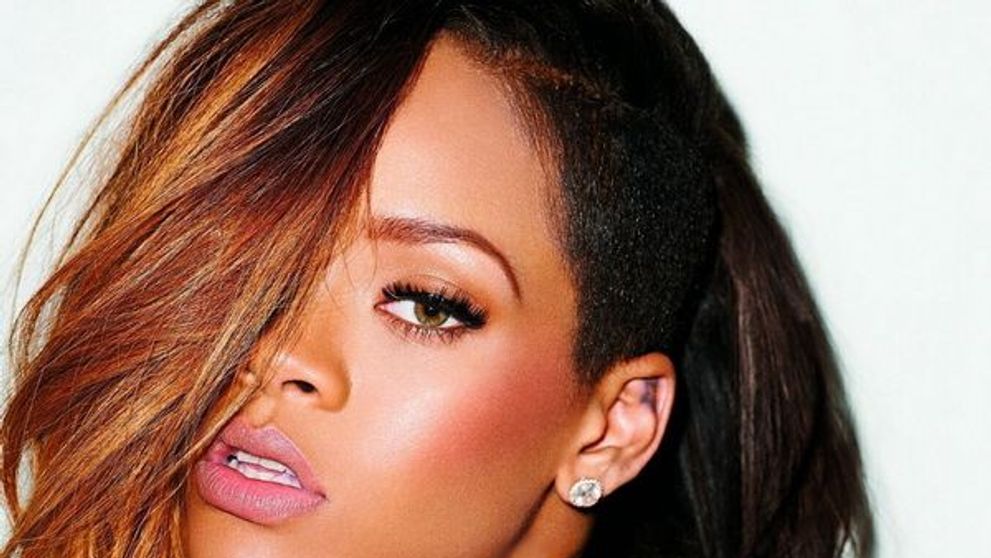 Rihanna, intr-o tinuta bizara la cel mai important eveniment de moda. Tuturor li s-a parut super sexy, pana au vazut cu ce este incaltata