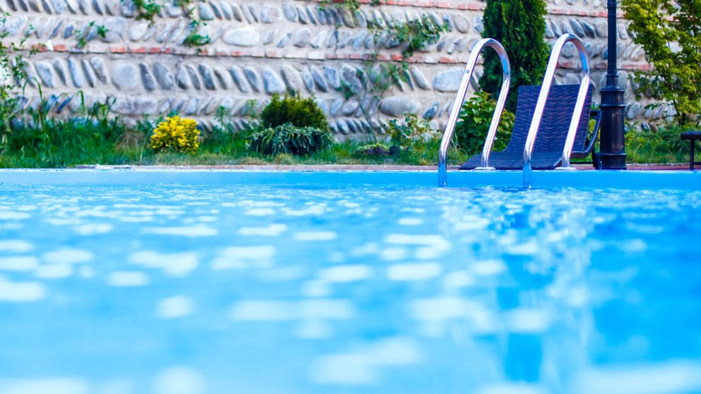 O tânără a intrat într-o piscină de hotel și riscă să-și piardă piciorul. Medicii spun ca o simplă zgârietură a dus la o infecție rară și periculoasă