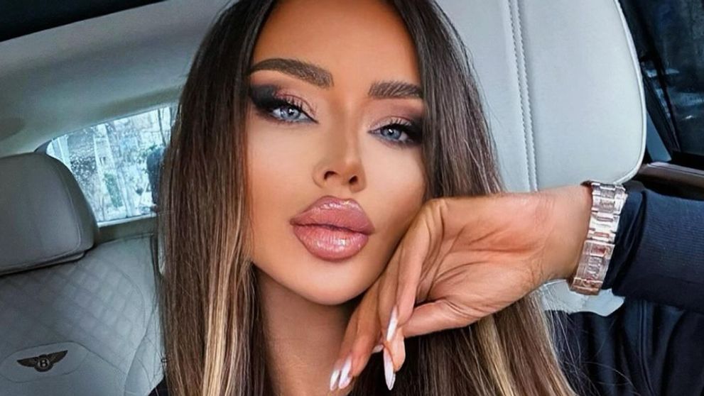 Bianca Drăgușanu a apărut îmbrăcată provocator, pe rețelele de socializare. Vedeta a purtat o bluză transparentă și a lăsat totul la vedere