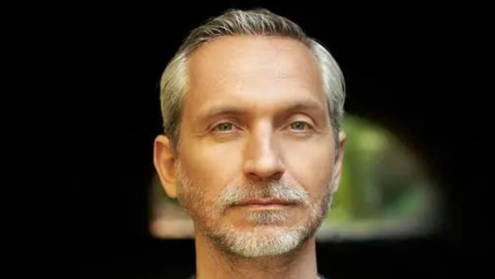 Între poliție, război și literatură - cum scrie Olivier Norek despre curaj și supraviețuire: „Poate că, văzând atâtea lucruri, am simțit nevoia să le povestesc”
