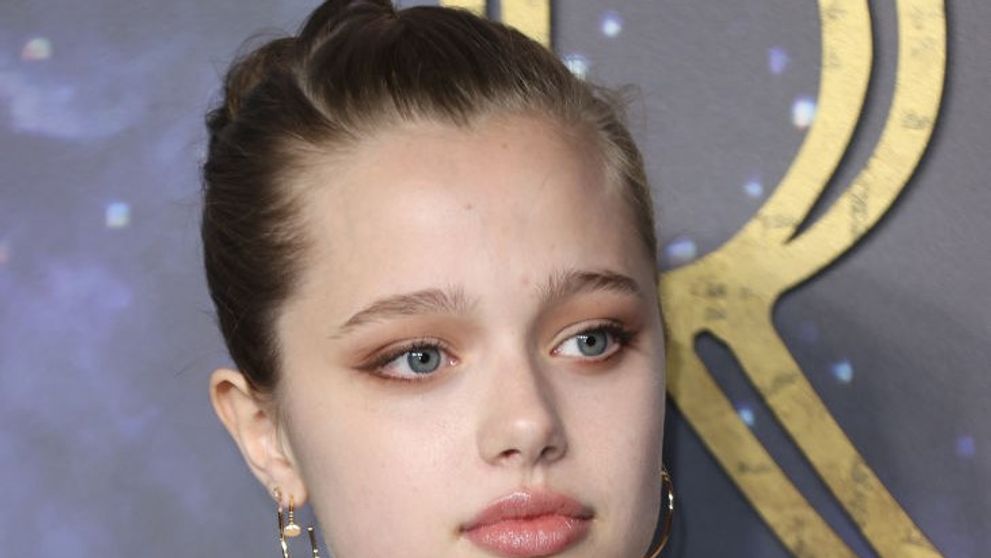 Shiloh Jolie și-a mâncat prânzul pe trotuar, în timp ce prietena ei s-a cocoțat pe o mașină. Fiica Angelinei Jolie și a lui Brad Pitt, așa cum nu ai mai văzut-o până acum