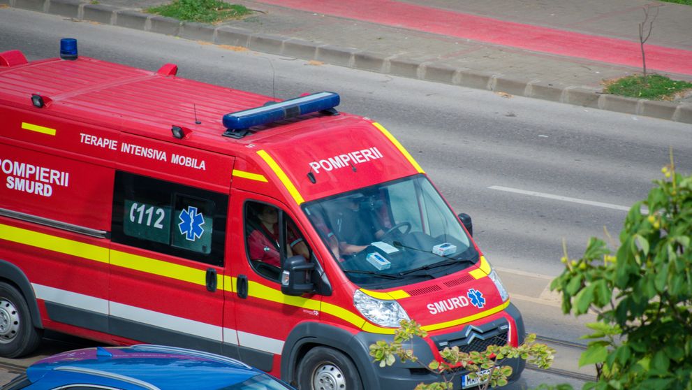 Alertă în Bihor. Planul Roșu activat după ce 28 de turiști au acuzat simptome de toxiinfecție alimentară. 16 copii și 2 adulți, transportați la spital