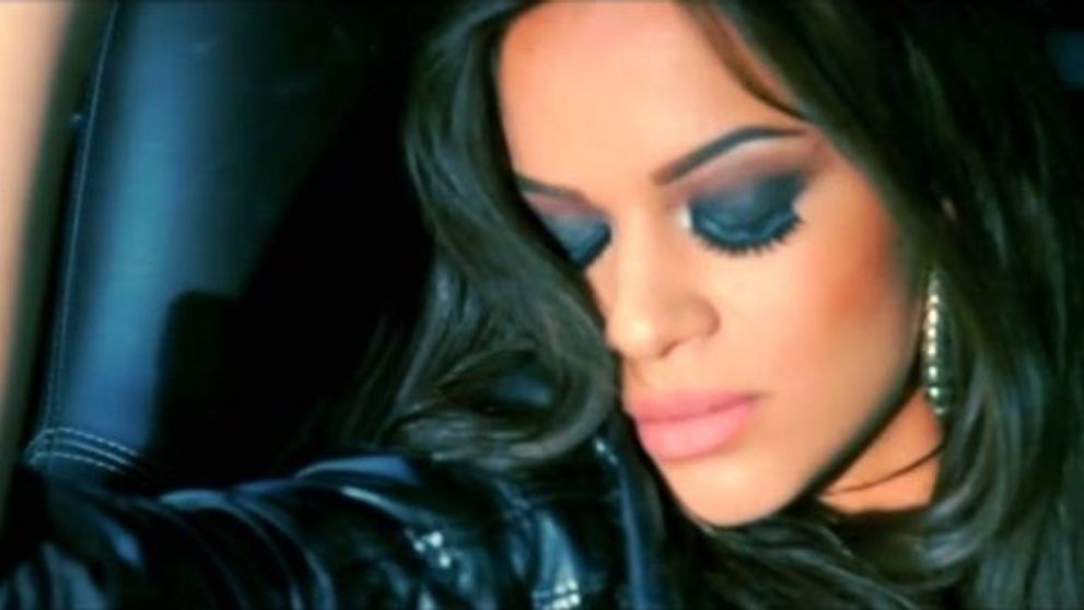 Crezi ca in aceste fotografii este Rihanna? Ei bine, nu. Este o cantareata din Romania, care lucreaza cu succes si ca model