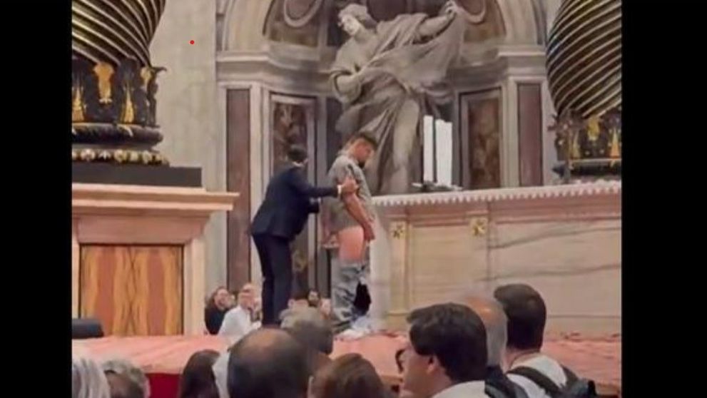 Un bărbat a urinat pe altarul Bazilicii Sfântul Petru din Vatican. Incidentul s-a petrecut sub privirile a sute de turiști VIDEO