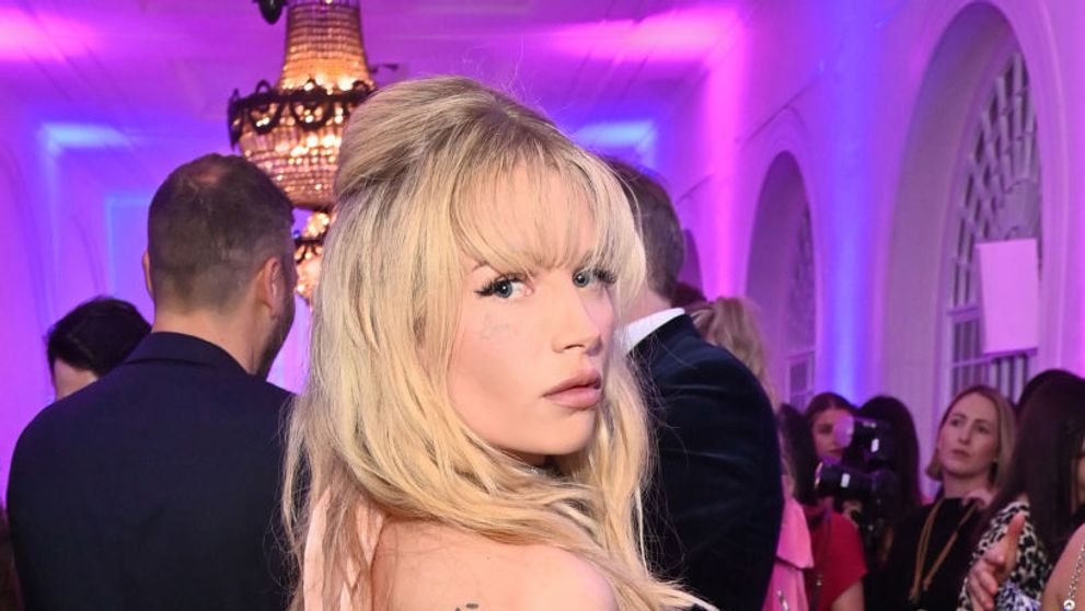 Lottie Moss, cea mai îndrăzneață apariție de până acum! Modelul a defilat pe covorul roșu într-o rochie transparentă