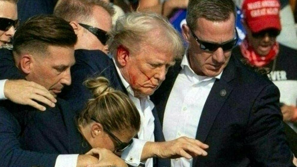 Cine era bărbatul care a fost împușcat la mitingul organizat de Donald Trump. Victima a încercat să își protejeze familia în timpul tentativei de asasinat asupra fostului președinte american: „A murit ca un erou”