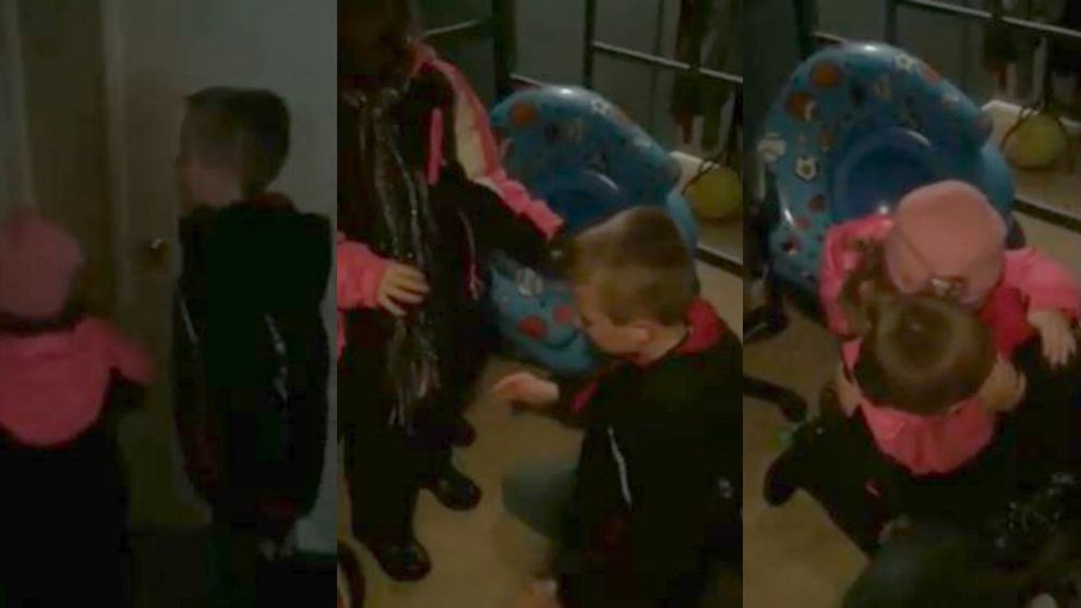 Si-a luat fratele mai mare de mana si au intrat intr-o camera intunecata. Ce s-a intamplat acolo l-a facut pe sa planga