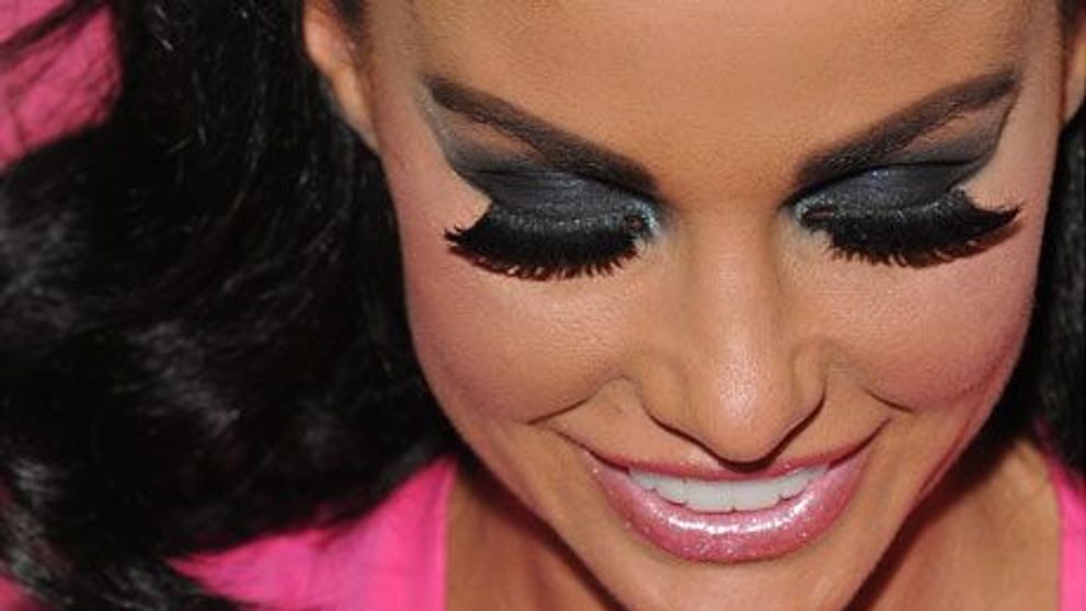Katie Price, less is more. Cum arata intr-o zi obisnuita din viata ei una dintre cele mai controversate vedete din Marea Britanie
