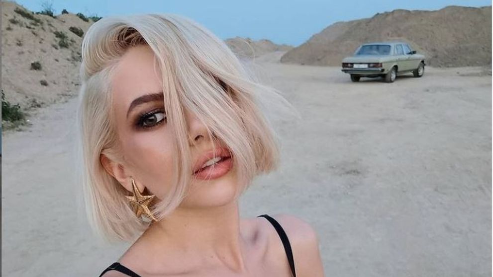 Lidia Buble, apariție incendiară pe străzile din București. Artista a ieșit din casă purtând doar un halat