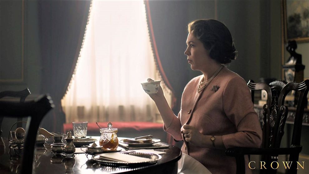 Prima imagine cu Olivia Colman în rolul Reginei Elisabeta a II-a în seria The Crown