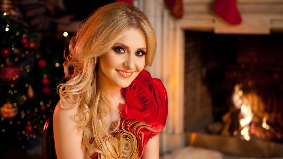 Alina Sorescu isi arata burtica de gravida in lenjerie intima. Cum arata vedeta insarcinata in noua luni, in cel mai indraznet pictorial 
