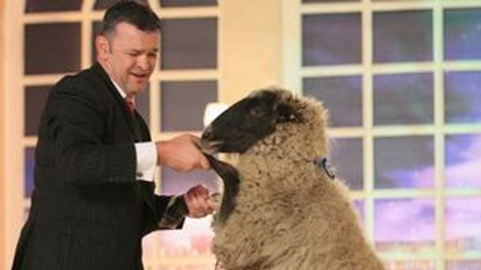 Gigi Becali a donat o oita trupei Mandinga, la “Serviciul Roman de Comedie” FOTO